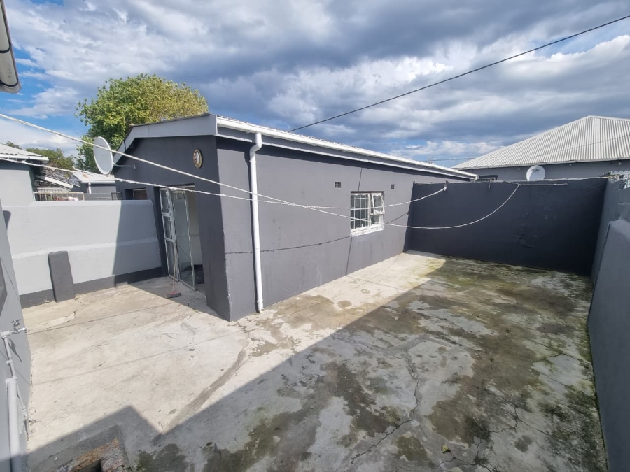 To Let 2 Bedroom Property for Rent in Lansdowne Western Cape